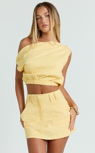 YasminC - Showpo - Adora_Top_-_Asymmetrical_Top_in_Yellow_0004.jpg