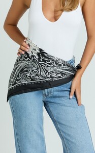 YasminC - Showpo - Emilie_Paisley_Headscarf_in_Black_Pattern_3.jpg