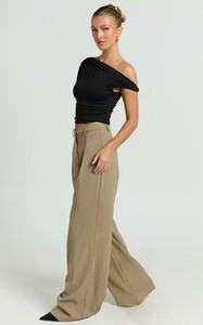 YasminC - Showpo - Harlee_Pants_-_Mid_Waist_Pleated_Wide_Leg_Pants_in_Olive_7.jpg