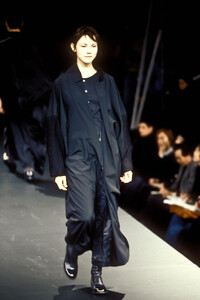 Yohji Yamamoto 1994 Women RTW 32.jpg