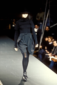 Yohji Yamamoto 1994 Women RTW 65.jpg