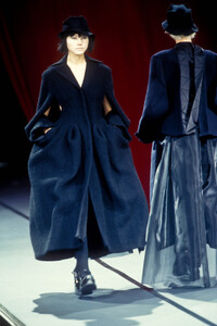 Yohji Yamamoto 1995 Women RTW 24.jpg
