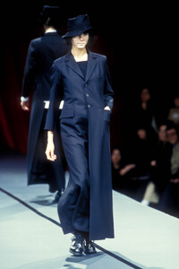 Yohji Yamamoto 1995 Women RTW 52.jpg