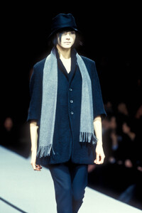Yohji Yamamoto 1995 Women RTW 66.jpg