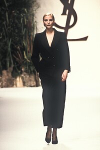 Yves Saint Laurent 1995 Women RTW 129.jpg