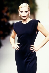 Yves Saint Laurent 1995 Women RTW 144.jpg