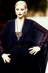 Yves Saint Laurent 1995 Women RTW 187.jpg