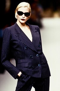 Yves Saint Laurent 1995 Women RTW 96.jpg