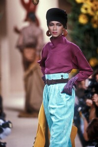 Yves Saint Laurent FW 1990 Haute Couture 059.jpg