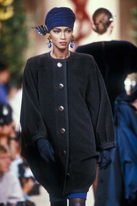 Yves Saint Laurent FW 1990 Haute Couture 066.jpg