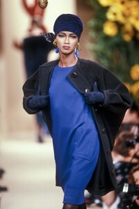 Yves Saint Laurent FW 1990 Haute Couture 067.jpg