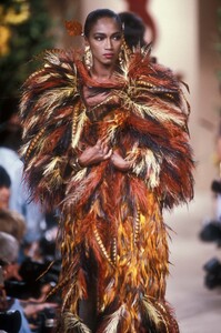 Yves Saint Laurent FW 1990 Haute Couture 126.jpg