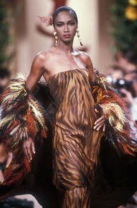 Yves Saint Laurent FW 1990 Haute Couture 127.jpg