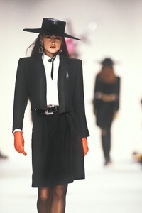 Yves Saint Laurent SS 1990 197.jpg