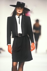 Yves Saint Laurent SS 1990 198.jpg