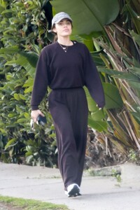 lucy-hale-in-studio-city-street-style-december-2025-2.jpg