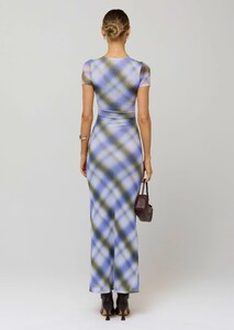 nari-dress-in-blur-6268558.jpg