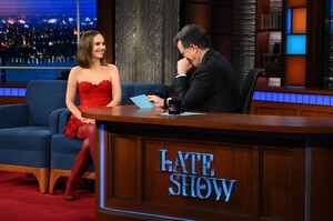 natalie-portman-at-the-late-show-with-stephen-colbert-01-07-2026-2.jpg