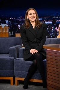 natalie-portman-at-tonight-show-starring-jimmy-fallon-01-21-2026-8.jpg