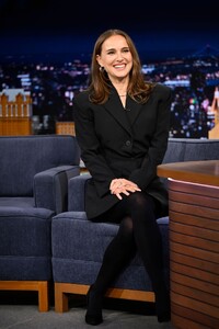 natalie-portman-in-classic-black-suit-on-the-tonight-show-01-21-2026-1.jpg