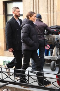 natalie-portman-in-tiffany-jewelry-while-filming-in-new-york-01-22-2026-3.jpg