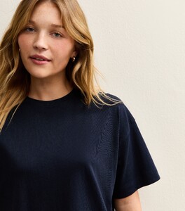 navy-oversized-t-shirt (2).jpg
