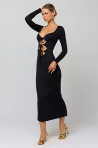 simone-dress-in-black-3866230.jpg