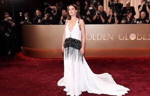 zoey-deutch-at-golden-globe-awards-in-plunging-gown-2026-2.jpg