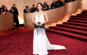 zoey-deutch-at-golden-globe-awards-in-plunging-gown-2026-4.jpg