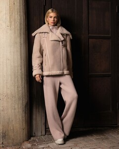 [2025.12.26] mackage_606994433_18552685099039116_6400546596007579939_n.jpg