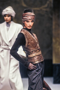 Jean Louis Scherrer 1989 Haute Couture  FW 1.jpg