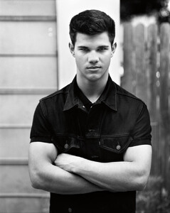 img-taylor-lautner-fig-3_113953932848-798x1000.jpg